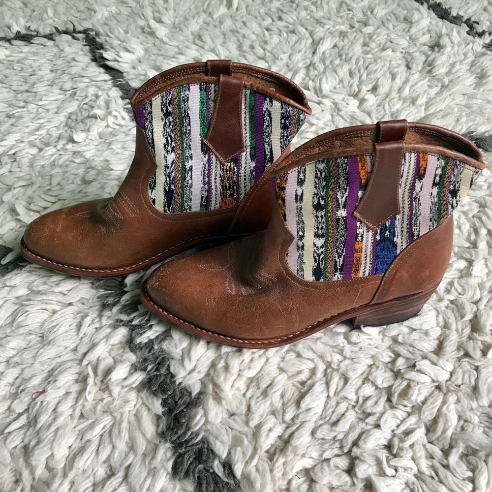 Uxibal Boots size 8.5 but fit more like 8